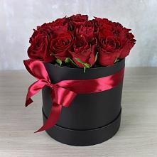 Цветочная композиция из Розы в шляпной коробке в Зелегощь