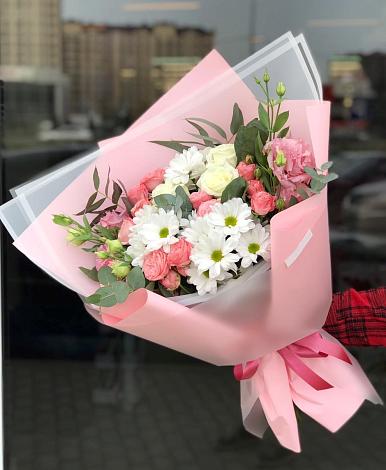 Букет цветов из: Розы, Лизиантусы и Хризантемы в Зелегощь